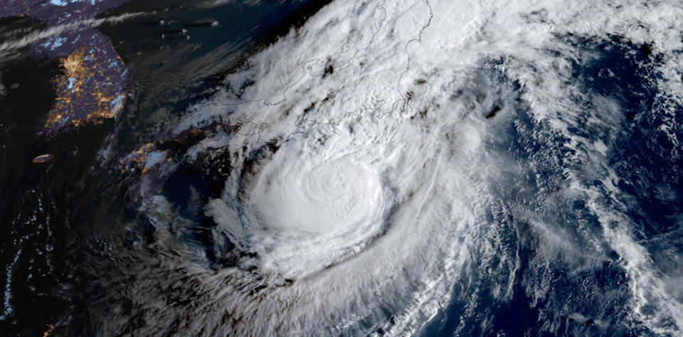 Typhoon Dujuan passes south of Japan before weakening into a tropical storm. Image: Himawari imagery: CSU/CIRA & JMA/JAXA
